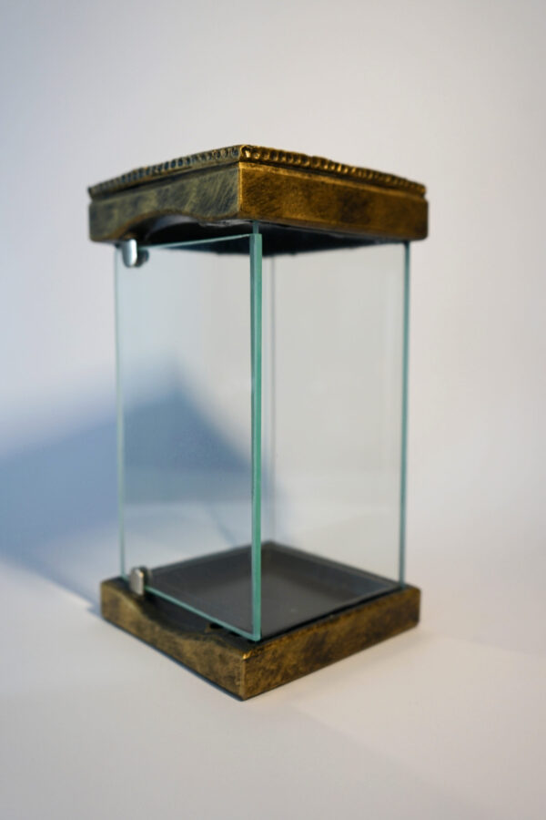 Złoty znicz kapliczka z drzwiczkami