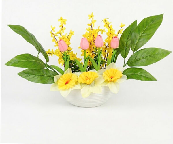 Stroik wielkanocny na cmentarz z jasno-różowymi tulipanami doniczce